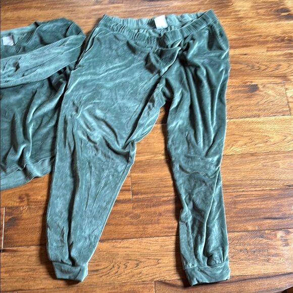 Green and Pink Velvet Loungewear Set - Picture 7 of 15